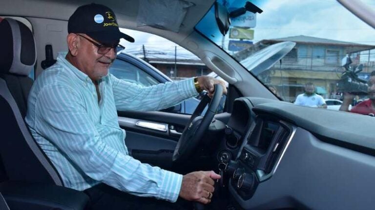 Gustavo Mejía compra carros