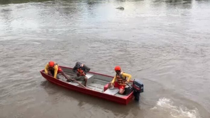 Buscan hombre que desapareció en río