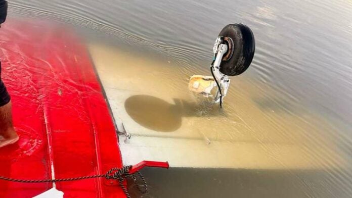 Avioneta cae a río