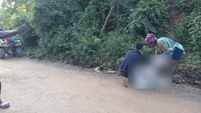 Joven da a luz en calle de tierra