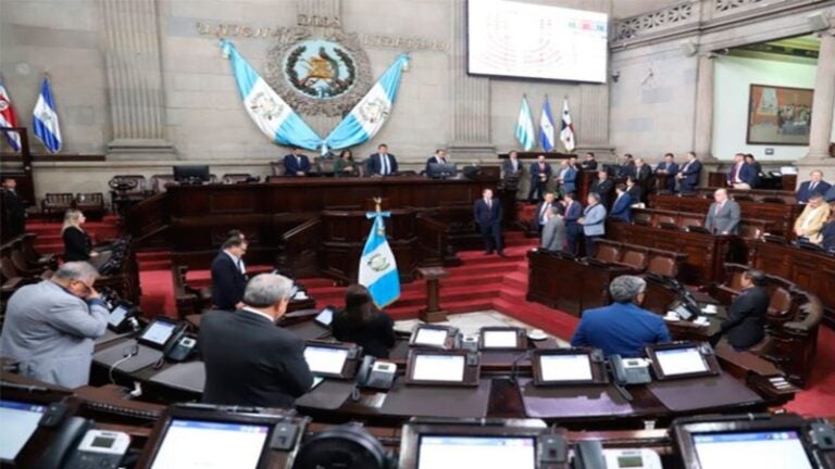 EEUU suspende visas de 100 diputados de Guatemala