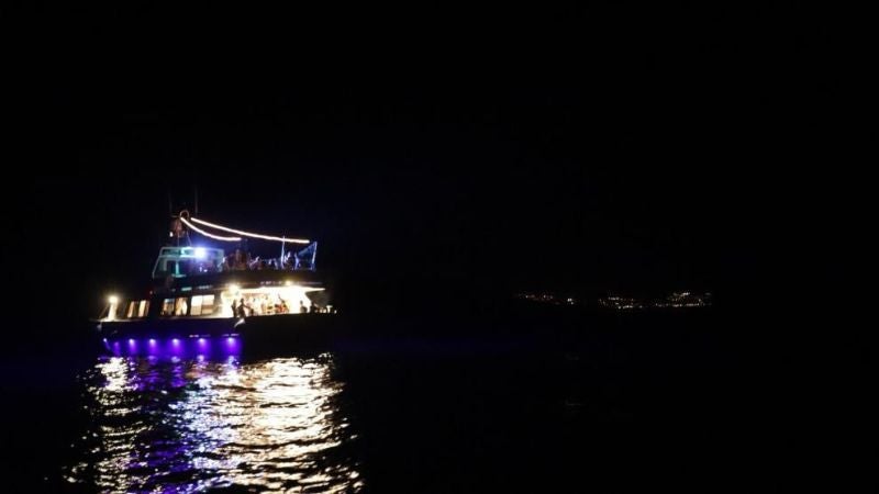 Con más de 100 personas se hunde barco discoteca de Belgrado