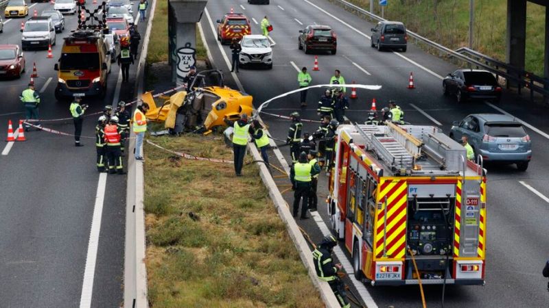 Tres heridos al estrellarse un helicóptero en una carretera de Madrid