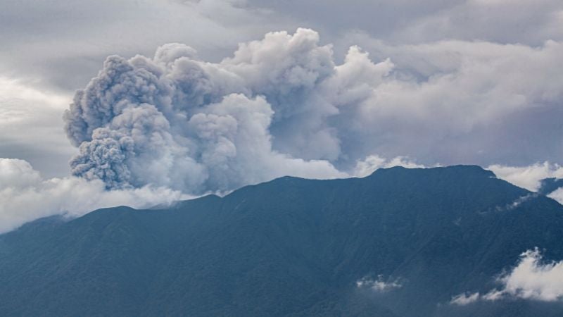 ¡Impresionante! Volcán Marapi, en Indonesia, hace erupción