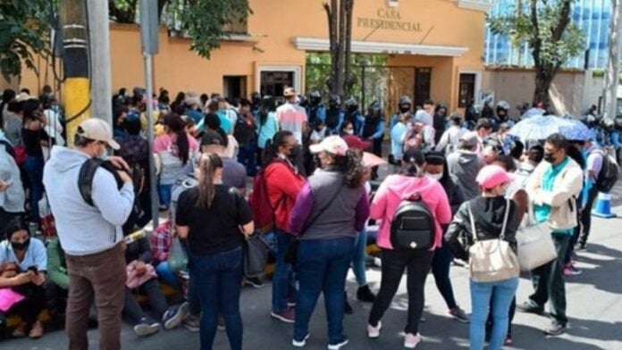 Plantos de docentes en casa de gobierno