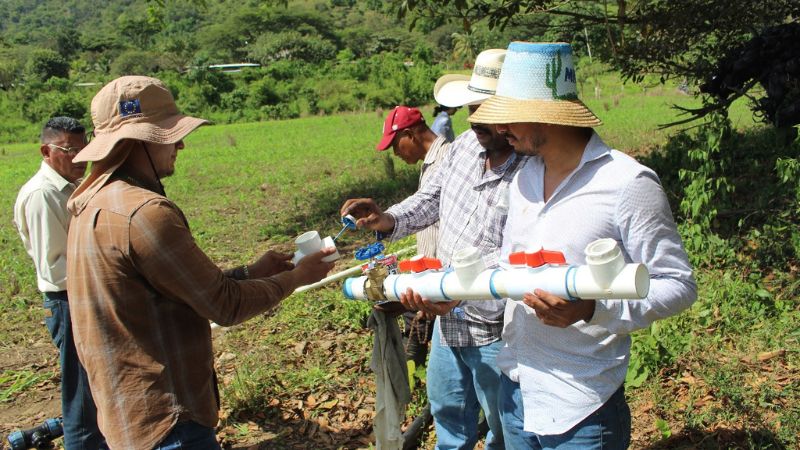 Inician proyectos alternativos de riego para mil productores del Valle de Jamastrán