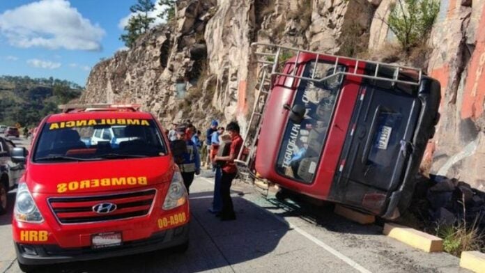 bus accidentado en carretera al sur