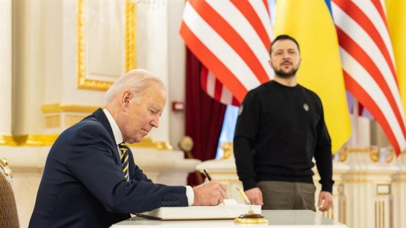 Biden, dispuesto a desmantelar el asilo en EEUU a cambio de ayuda para Ucrania