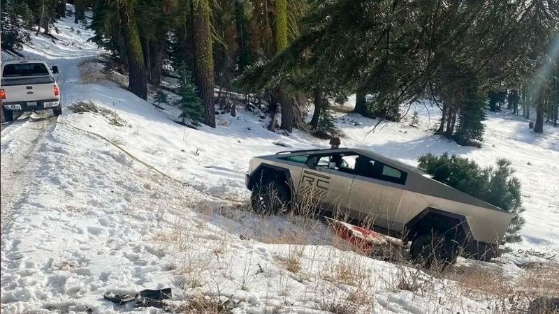 Un Tesla Cybertruck se queda atrapado en la nieve