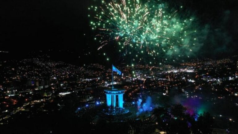 Show de luces en el cerro Juana Laínez