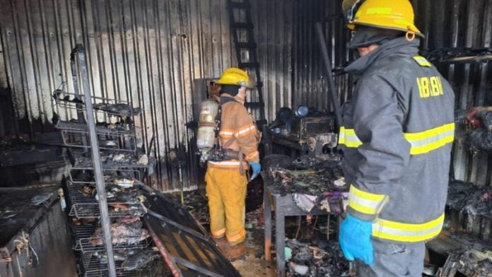 Incendio arrasan con varios puestos del mercado de Catacamas, Olancho