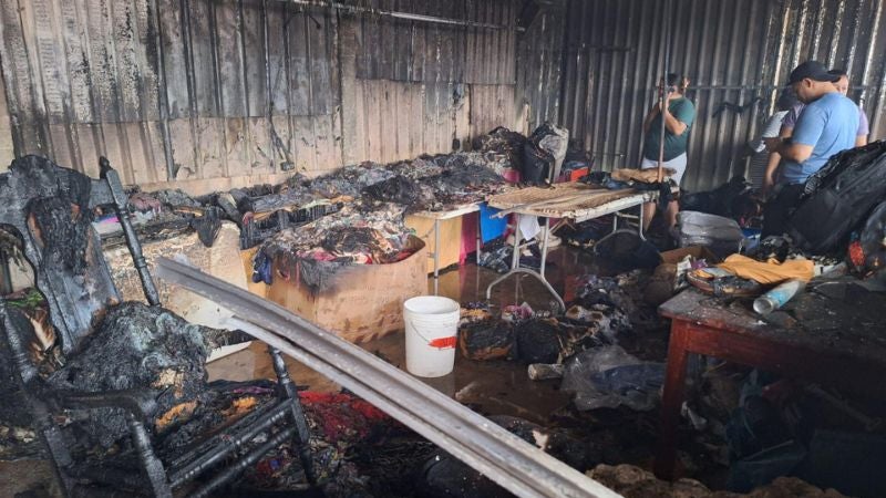 Incendio arrasan con varios puestos del mercado de Catacamas, Olancho