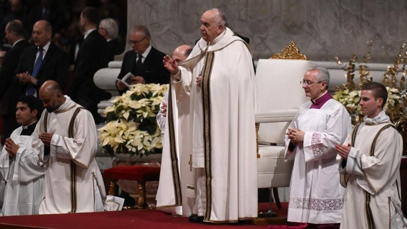 Sumo pontífice celebra la misa el gallo con el 