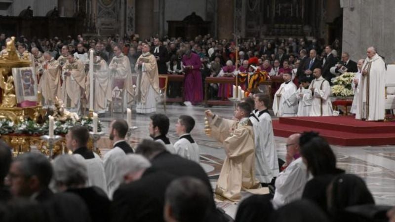 Sumo pontífice celebra la misa el gallo con el "corazón" en Belén