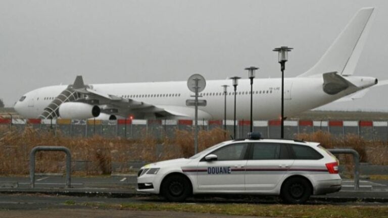 Partió avión bloqueado Francia