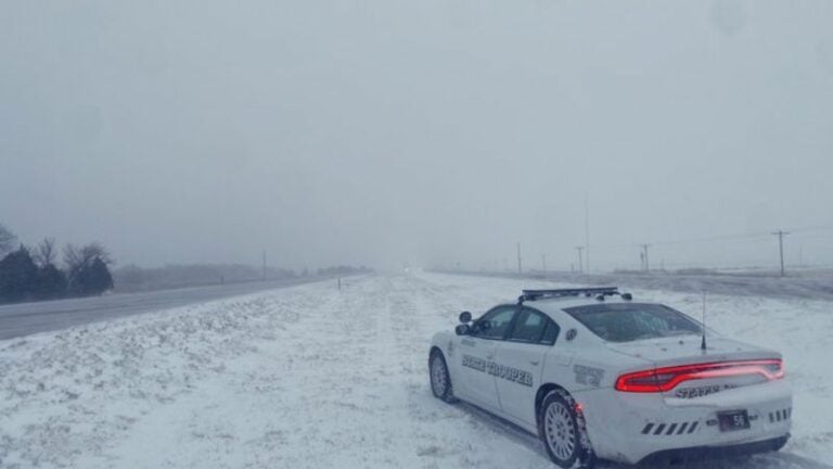 Tormenta invernal con fuertes nevadas impacta en el norte y centro de EEUU