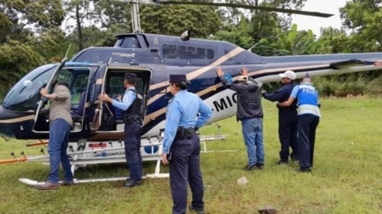 Helicóptero "chapín" aterriza de emergencia en campo de fútbol de Siguatepeque