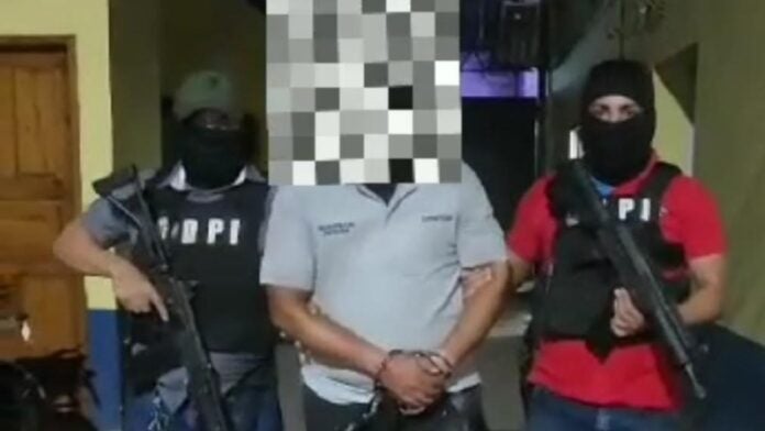 hombre supervisor para robar armas de fuego