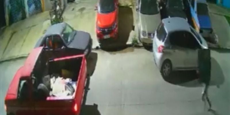VIDEO: Delincuentes roban hasta el techo de un vehículo en unos segundos 