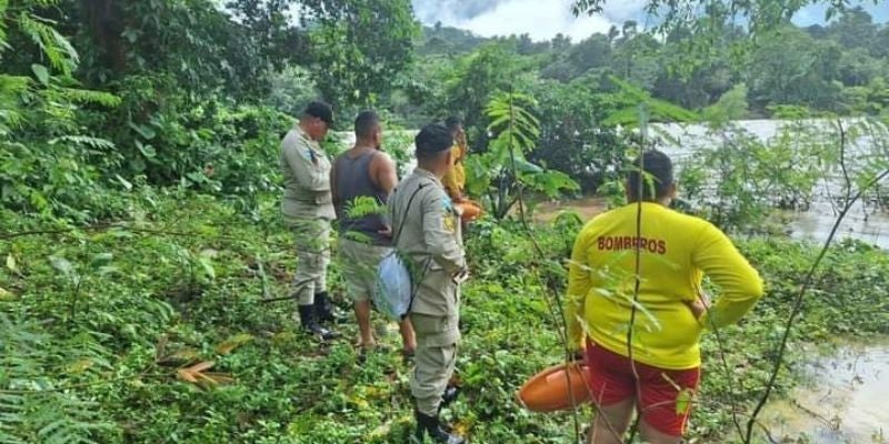 Fuerte corriente arrasa vehículo en el Río Cangrejal