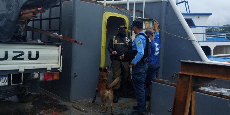 Policía concreta tres capturas tenencia ilegal de armas en buque en La Ceiba