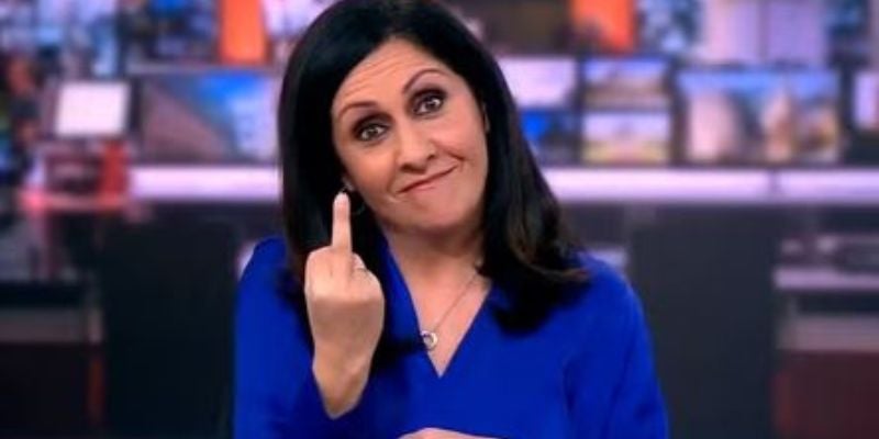 Video: Presentadora de la BBC es sorprendida en vivo sacando el dedo