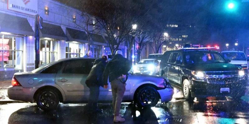 Biden resulta ileso tras choque contra su camioneta de seguridad