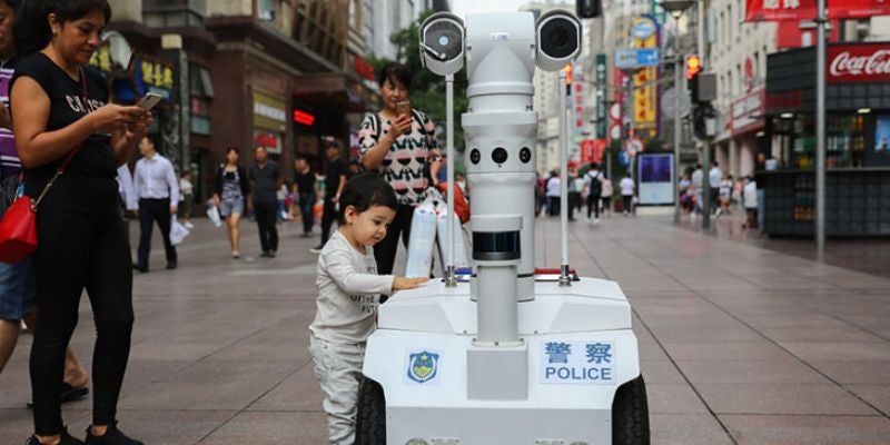 VIDEO:"Robocop" chino patrulla las calles de la ciudad de Shenzhen