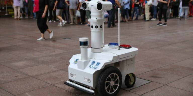 VIDEO:"Robocop" chino patrulla las calles de la ciudad de Shenzhen