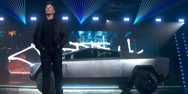  Elon Musk entrega las primeras unidades de la primera camionetaeléctrica a Tesla