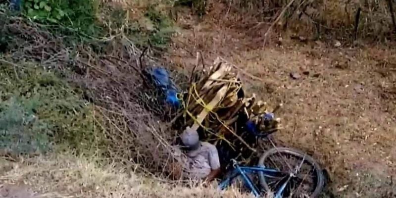 Un hombre muere al caer a una hondonada con una carga de leña en Choluteca