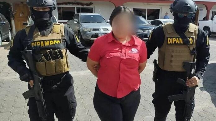 Capturan mujer que extorsionaba