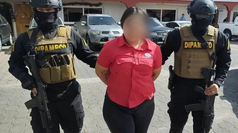 Capturan mujer que extorsionaba