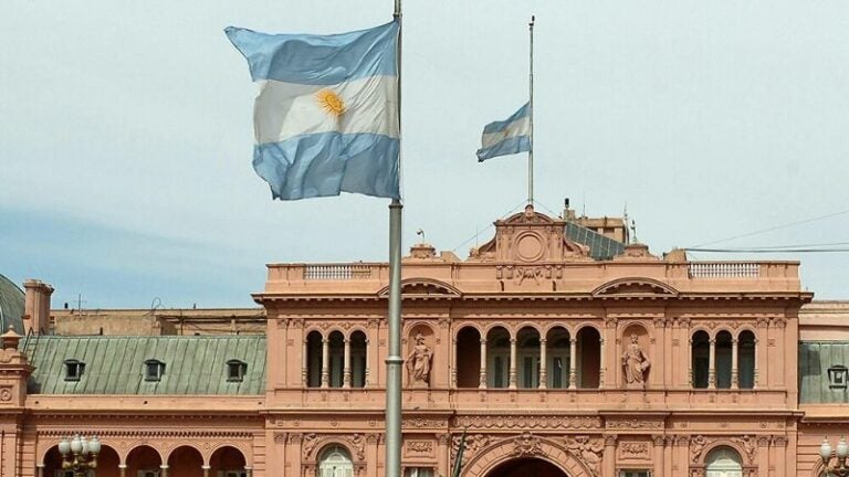 Argentina retira a sus embajadores