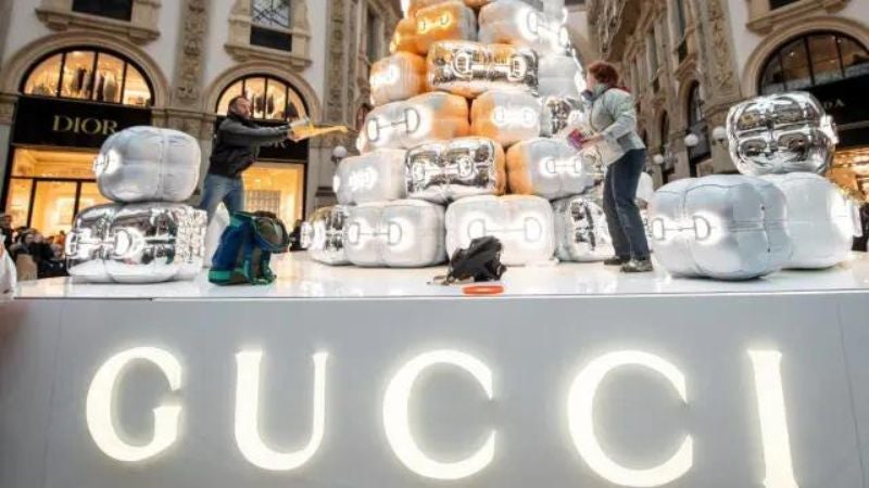 Activistas arrojan pintura Gucci