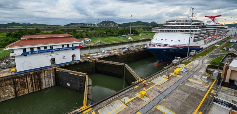 Canal de Panamá menos cruces de buques