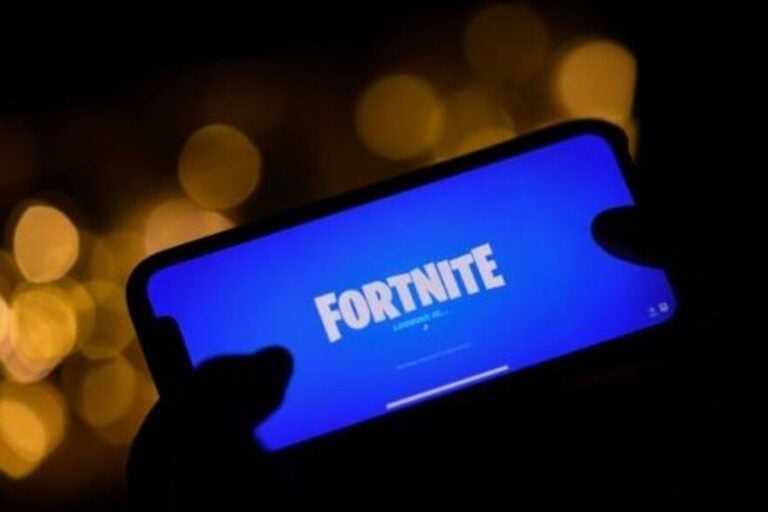 Una persona muestra el logotipo del videojuego de Epic Games "Fortnite" en su teléfono móvil el 14 de agosto de 2020 en Los Ángeles