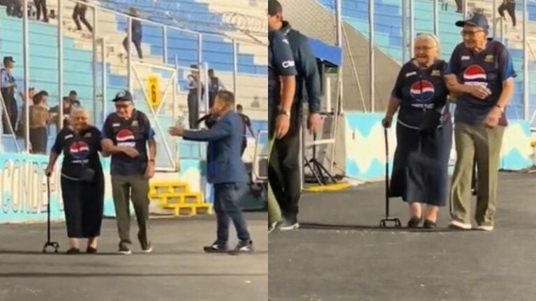 pareja de abuelitos en estadio