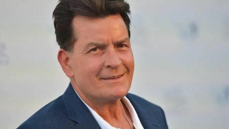 Charlie Charlie Sheen es atacado