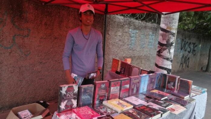 joven vende libros en Miraflores