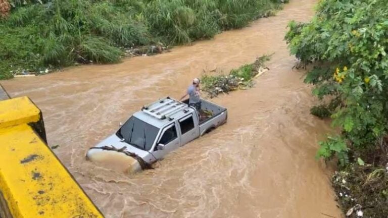 Quebrada arrastra vehículo