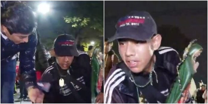 joven llega de rodillas a la virgen