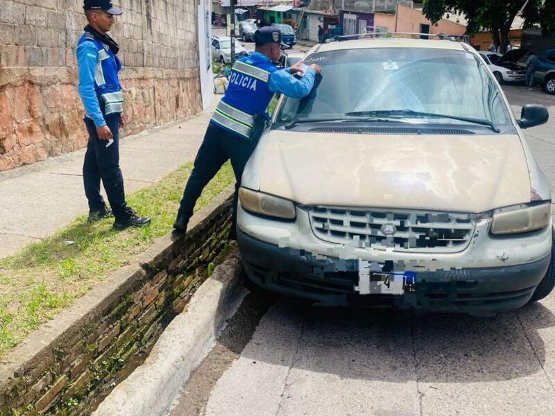 Sancionan a conductores mal estacionados en sectores de la capital