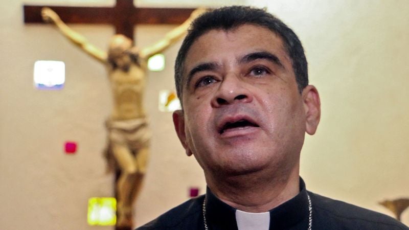 Daniel Ortega destierra al obispo Rolando Álvarez y otros 14 sacerdotes