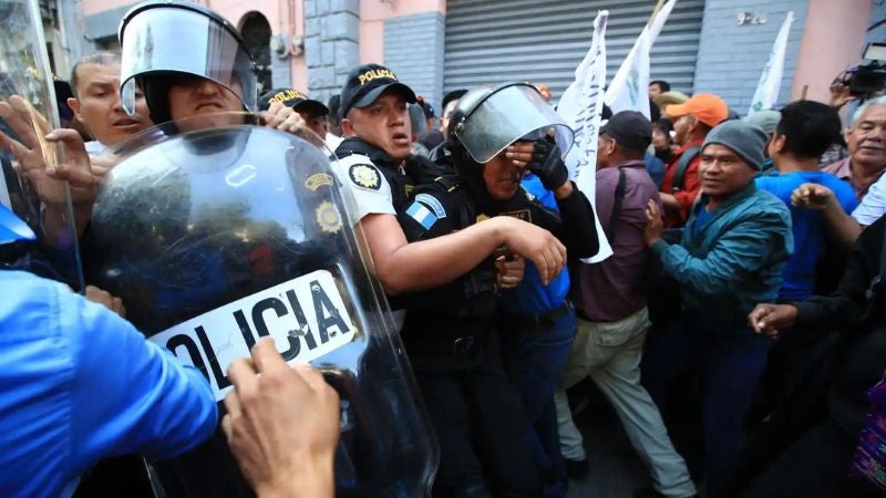 Disturbios afuera del Congreso de Guatemala que atrasa investidura de Arévalo