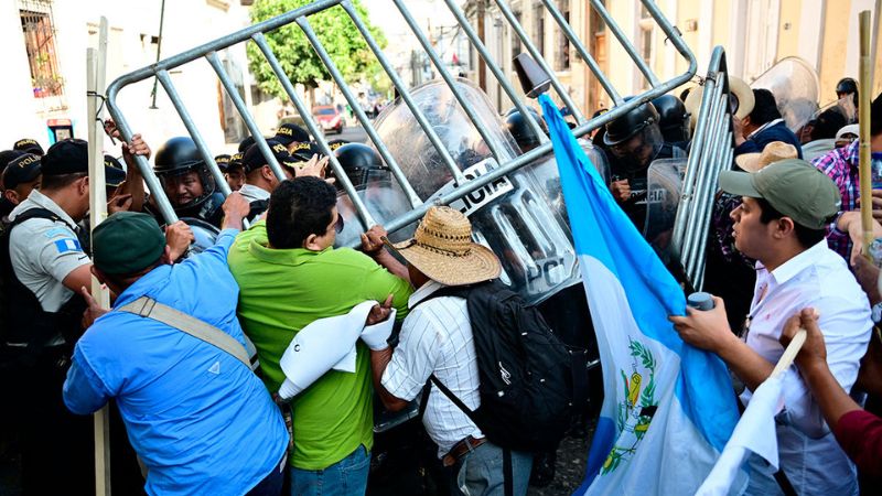 Disturbios afuera del Congreso de Guatemala que atrasa investidura de Arévalo