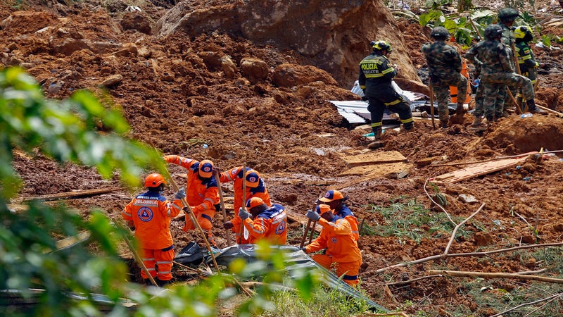 Suben a 33 las víctimas mortales por derrumbes en Colombia