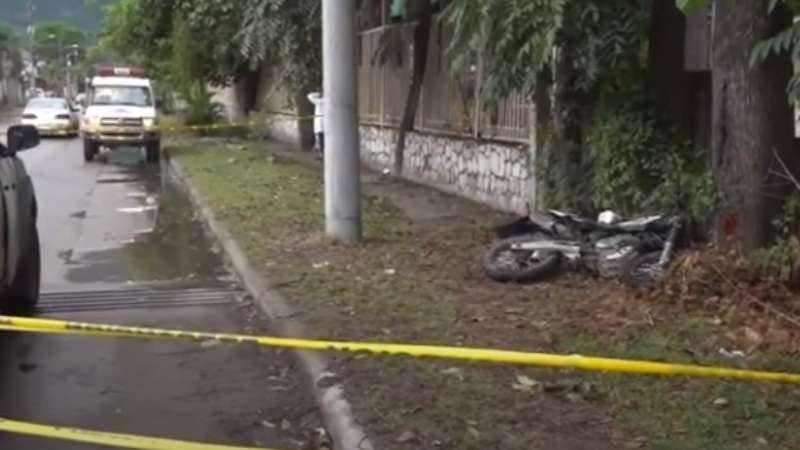 Joven muere tras chocar su motocicleta