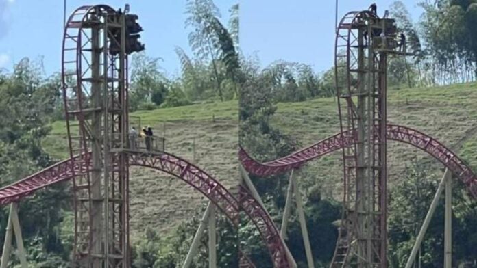 Pasajeros varados en montaña rusa