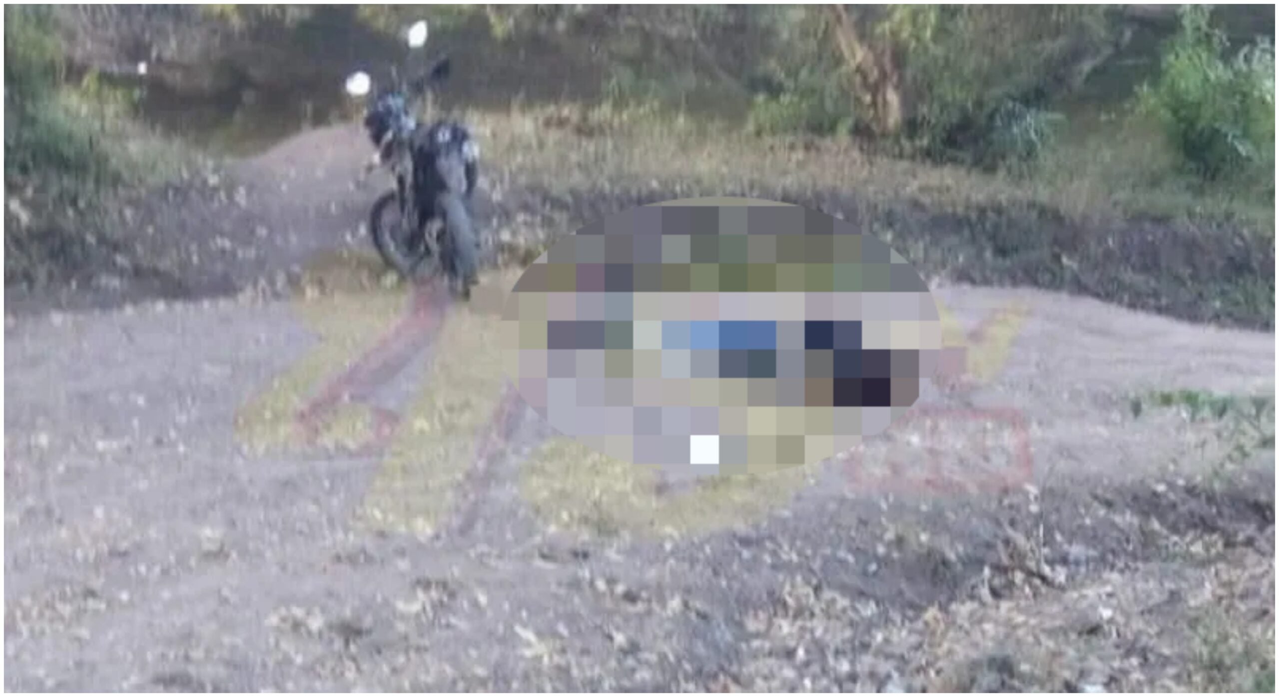 Cortesía de Canal 45. Los cuerpos quedaron al lado de la motocicleta.